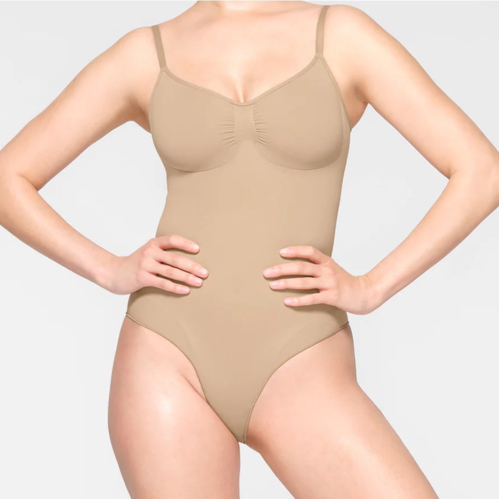 SKIMS / SEAMLESS SCULPT BRIEF BODYSUIT, cream clay color. - Picture 4 of 10